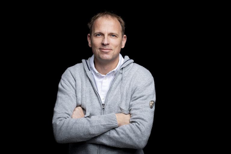 Das Bild zeigt Marcus Kalle, Geschäftsführer der Digital und Großformatdruckerei Printec Solutions. Er stand uns im Interview Rede und Antwort – wie er in die Druckindustrie kam, wie er sie sieht, was ihn fasziniert.